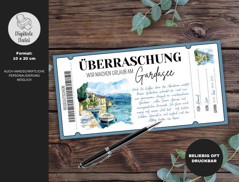 以下が含まれることがあります： 「&Uuml;BERRASCHUNG WIR MACHEN URLAUB AM Gardasee」のテキストが入った、青と白のチケットスタイルのバウチャー。バウチャーには、ボートや建物のある湖のシーンの水彩画イラストが描かれています。黒いペンが木製の表面に置かれています。