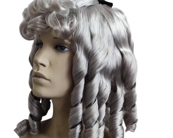 Könnte beinhalten: Eine silbergraue Perücke mit langen, gelockten Locken. Die Perücke ist in traditioneller, formeller Art und Weise gestylt.
