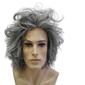 Puede incluir: Una peluca gris y blanca con el pelo largo y ondulado. La peluca está peinada con un estilo desordenado y despeinado.
