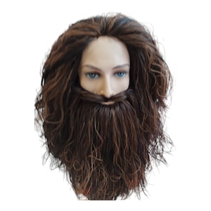 Op de afbeelding: Een bruin pruik met lang, krullend haar en een bijpassende baard. De pruik is gestyled met een middenscheiding en de baard is vol en bossig.