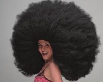 ブロンドアフロウィッグ　ビッグアフロ　ドラァグクイーン　巨大アフロ　女装 大きなホットピンクのアフロ合成コスチュームウィッグ [LAfro-HPink