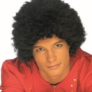 Może przedstawiać: Czarna peruka afro z długimi, kręconymi włosami. Peruka jest wykonana z syntetycznych włókien i jest przeznaczona do noszenia w kostiumie lub cosplayu.
