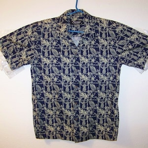 Favant Aloha Hawaiian Shirt Lightly Used Size M Designed in Hawaii Shipping is Included!