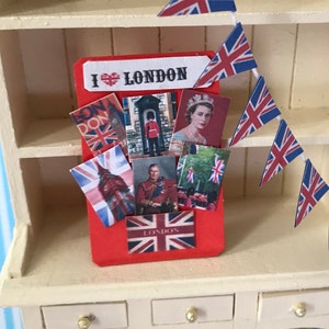 Porta cartoline in miniatura della Royal London, decorazione per casa delle bambole in miniatura in scala 1:12, raffigurante il re Carlo d'Inghilterra.