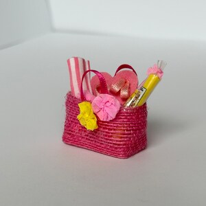 1:12 Strandkorb Strandkorb Strandkorb mit Strandkorb Dekoration pink, handgefertigte Puppenhaus Dekoration