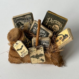 Cesta de pociones, libros y frasco, cesta espeluznante primitiva, miniaturas de casa de muñecas a escala 1/12