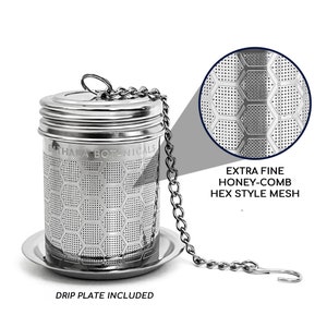 Pode incluir: Infusor de ch&aacute; de a&ccedil;o inoxid&aacute;vel prateado com um filtro de malha em forma de favo de mel e uma corrente. O infusor tem uma tampa e uma placa de gotejamento. O texto "Bathala Botanicals" est&aacute; impresso no lado do infusor. O texto "Extra Fine Honey-Comb Hex Style Mesh" est&aacute; impresso abaixo da imagem da malha. O texto "Drip Plate Included" est&aacute; impresso abaixo do infusor.