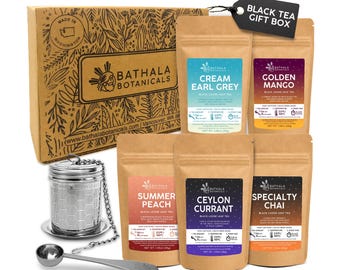 以下が含まれることがあります： Bathala Botanicalsの紅茶ギフトボックスセット。ルースリーフティーが入ったクラフト紙の袋5つ、チェーン付きステンレス製メッシュティーインフューザー、金属製ティースクープが含まれています。箱には植物のイラストとテキストが印刷されています。
