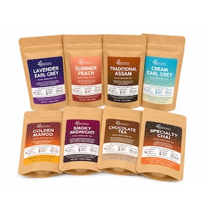 Pode incluir: Oito saquetas de papel castanho de chá a granel da Bathala Botanicals dispostas em duas filas. Cada saqueta apresenta um rótulo colorido com o nome do chá, incluindo Lavender Earl Grey, Summer Peach, Traditional Assam, Cream Earl Grey, Golden Mango, Smoky Midnight, Chocolate Tea e Specialty Chai. Cada rótulo indica um peso líquido de 30g.