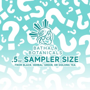 Pode incluir: Um fundo azul turquesa com pontos de interroga&ccedil;&atilde;o brancos. No centro, h&aacute; um logotipo da Bathala Botanicals com uma imagem estilizada de uma pessoa usando um chap&eacute;u e uma pena. O texto diz: .5 oz SAMPLER SIZE FROM BLACK, HERBAL, GREEN, OR OOLONG TEA