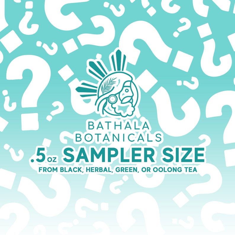 Pode incluir: Um fundo azul turquesa com pontos de interroga&ccedil;&atilde;o brancos. No centro, h&aacute; um logotipo da Bathala Botanicals com uma imagem estilizada de uma pessoa usando um chap&eacute;u e uma pena. O texto diz: .5 oz SAMPLER SIZE FROM BLACK, HERBAL, GREEN, OR OOLONG TEA