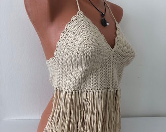 Haut en crochet ; Haut court au crochet; Haut court à pampilles ; Haut court d’été ; Haut de festival ; Haut bohème ; Haut au crochet fait main; Haut fantaisie, Bralette à pompons