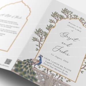 Op de afbeelding: Een witte huwelijksuitnodiging met gouden rand en een pauwenillustratie. De uitnodiging bevat tekst in elegant schrift, met de namen van het paar en de huwelijksdatum. Het ontwerp heeft een decoratieve boog en boomtakken.