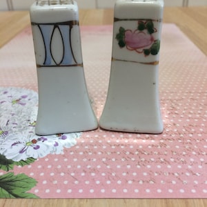 Collectables Kitchenware Bisque Porcelain Vintage Japan Salt and Pepper Shakers Flowers Antique Shakers Very Old Shakers
