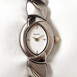 Montre elliptique Bulova vintage des années 80 Unique