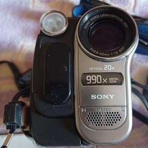 Caméscope Sony DCR-TRV270e. Numérique8 PAL. En état de marche. Japon.