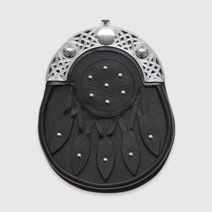 Peut inclure: Sporran en cuir noir avec un motif celtique en argent et un dessus en argent. Le sporran a un rabat avec un cercle de clous en argent et cinq glands en cuir.