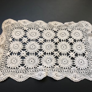 Vintage Lace center piece mat doily beautiful pattern Ivory Off white