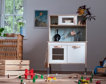Cucina giocattolo Ikea modificata, maniglie in pelle per cucina giocattolo Ikea, maniglie per cucina giocattolo Ikea, maniglie per cucina giocattolo Duktig, accessori per cucina giocattolo