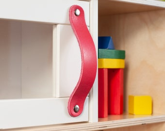 Maniglie in pelle rosa in edizione limitata per cucina da gioco ikea duktig - cucina da gioco duktig - makeover ikea duktig - maniglie ikea duktig