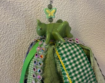 Adorno de borla de tela caprichosa, decoración de salero reinventada, acento de saltamontes verde