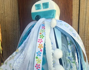 Adorno de remolque con borla hecho a mano: Figura de remolque, Adorno reciclado, Encanto de remolque, Encanto de cabaña nueva