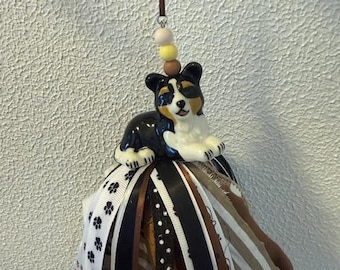 Adorno de perro con borla: figura canina, adorno reciclado, dije con huella de pata