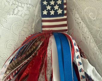 Adorno de bandera con borla hecho a mano: figura de bandera reversible, adorno reciclado, nuevo encanto patriótico