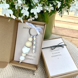 Schwangerschaft verkünden Oma Opa Schlüsselanhänger mit Geschenke Box Anhänger Geburt Geschenk Baby Du wirst Oma