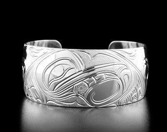 Kanadische First Nation, handgeschnitztes Sterlingsilber, jedes Kind ist wichtig, Kolibri-Manschettenarmband, indigener Schmuck der Ureinwohner, Kwakwaka'wakw