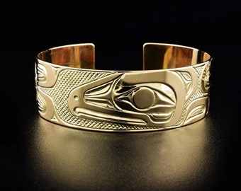 Canadese First Nations, handgesneden 14k gouden 3/4" Raven en Sun Cuff armband, inheemse inheemse sieraden, Kwakwaka'wakw