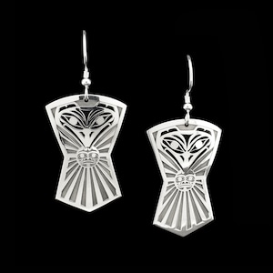 Kanadische Indianer, Sterling Silber Raben- und Sonnenschild-Ohrringe, Schmuck der Ureinwohner, Tahltan Nation