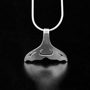 Canadian First Nations, uitgesneden sterlingzilveren hanger walvisstaart, inheemse inheemse sieraden, Tahltan Nation