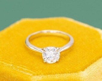 Round Cut Moissanite Solitaire Engagement Ring / Simple Round Solitaire Wedding Ring / 4 Prong Solitaire 14k Gold Bridal Ring Gift for Her