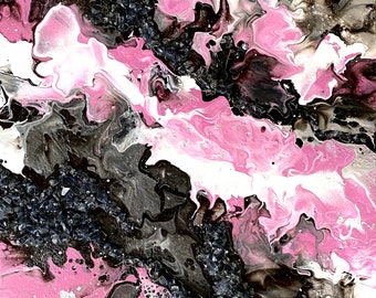 Puede incluir: Pintura abstracta con remolinos y salpicaduras de rosa, blanco, negro y gris. El fondo es gris oscuro con remolinos negros y blancos.