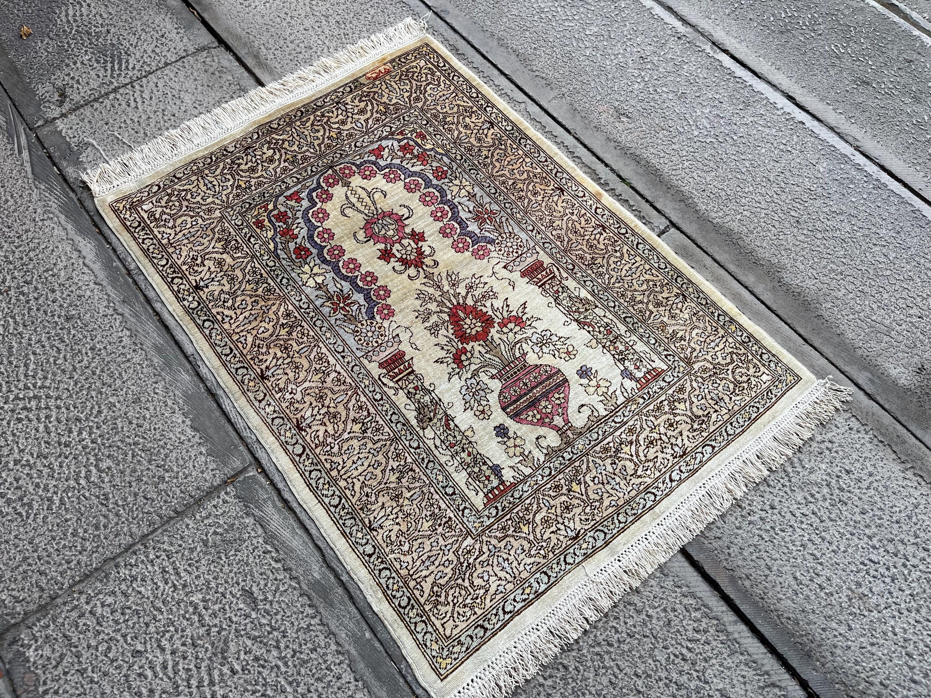 高級トルコ製ヘレケシルクラグ：コレクターズアイテム（56 x 67 cm