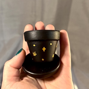 Kleiner schwarzer himmlischer Blumentopf mit goldenen Sternen - handbemalter Terrakotta, 5 x 4 cm, wasserfest versiegelt, witchy Dekor