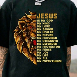 Puede incluir: Camiseta negra con un gr&aacute;fico de le&oacute;n y el texto "JESUS IS MY GOD MY KING MY LORD MY SAVIOR MY HEALER MY REFUGE MY PROVIDER MY STRENGTH MY DEFENDER MY PROTECTOR MY PEACE MY JOY MY LIFE MY ALL MY EVERYTHING!"