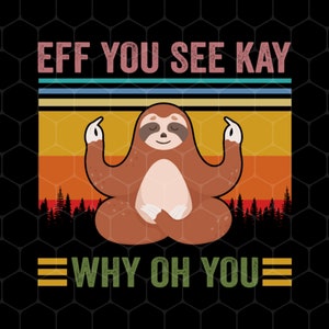 以下が含まれることがあります： 腕を上げて瞑想している茶色のナマケモノ。その上に「EFF YOU SEE KAY」という文字、下に「WHY OH YOU」という文字が書かれている。背景はレトロな夕焼けで、森のシルエットが見える。