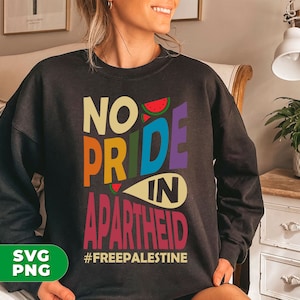 Op de afbeelding: Zwart sweatshirt met de tekst "NO PRIDE IN APARTHEID #FREEPALESTINE" in regenboogkleuren met een watermeloenafbeelding.