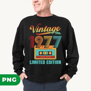 Könnte beinhalten: Schwarzes Sweatshirt mit einem Vintage-Design aus dem Jahr 1977 in Regenbogenfarben. Das Design beinhaltet eine Kassette mit dem Text "Limited Edition" und den Worten "Vintage 1977 Limited Edition".