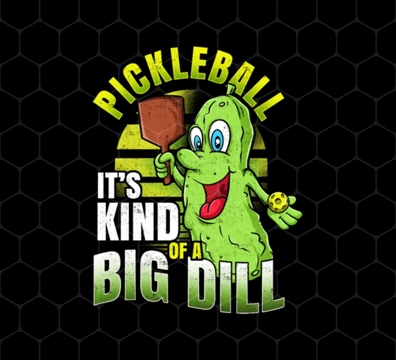 Pu&ograve; includere: Un personaggio di cartone animato di cetriolo verde che tiene una racchetta da pickleball e una palla da pickleball. Il testo dice "Pickleball It's Kind of a Big Dill".