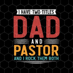 Pode incluir: Um design gráfico com um visual vintage desgastado. O texto diz "Tenho dois títulos Pai e Pastor e os rockeo ambos".