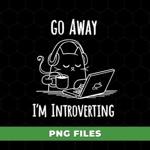 以下が含まれることがあります： ヘッドホンをつけた猫がマグカップとノートパソコンを使っている黒いグラフィック。白い文字で「GO AWAY I'M INTROVERTING」と書かれています。下部には緑色の文字で「PNG FILES」と書かれています。