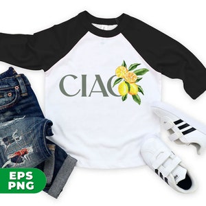 Op de afbeelding: Een wit en zwart baseballshirt met een grijze 'CIAO'-tekst en een aquarel-illustratie van citroenen en bladeren. Het shirt ligt op een witte achtergrond met een paar witte sneakers met zwarte strepen.