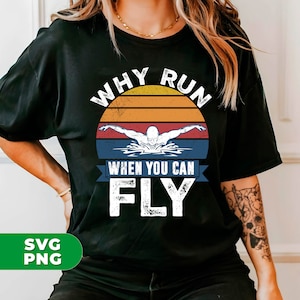 Può includere: Maglietta nera con una grafica in stile vintage che dice "Perché correre quando puoi volare?" con un nuotatore su uno sfondo di tramonto.