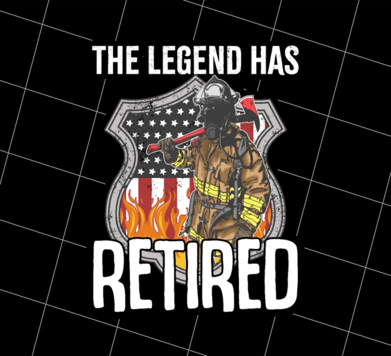 Op de afbeelding: Een brandweerman in een helm en uniform staat voor een Amerikaanse vlag met vlammen. De tekst "THE LEGEND HAS RETIRED" is in witte letters geschreven.