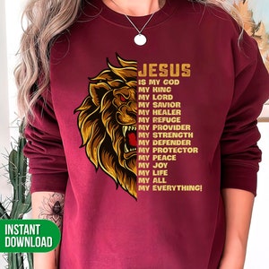 Puede incluir: Una sudadera color burdeos con un gr&aacute;fico de cabeza de le&oacute;n y el texto "JESUS IS MY GOD MY KING MY LORD MY SAVIOR MY HEALER MY REFUGE MY PROVIDER MY STRENGTH MY DEFENDER MY PROTECTOR MY PEACE MY JOY MY LIFE MY ALL MY EVERYTHING!"