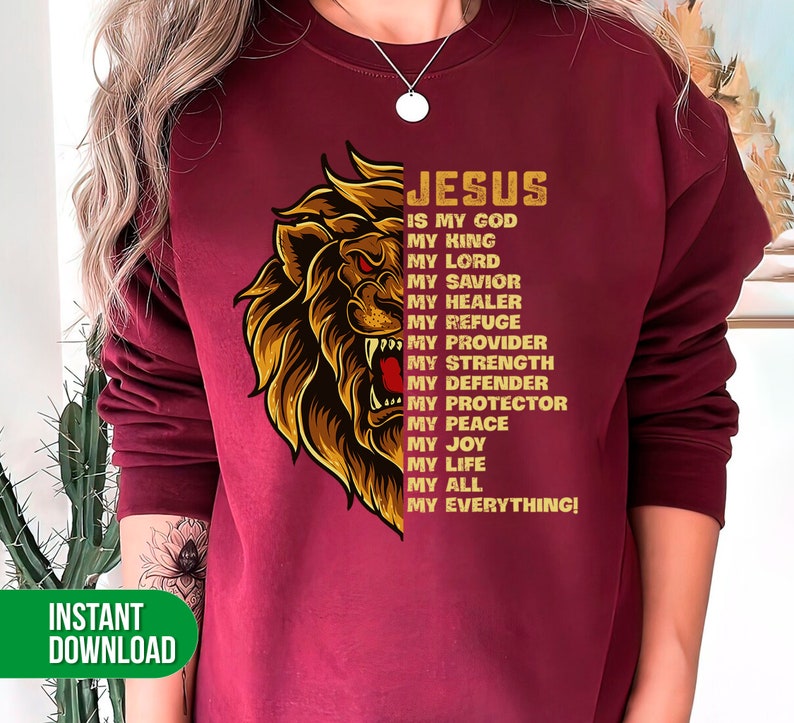 Puede incluir: Una sudadera color burdeos con un gr&aacute;fico de cabeza de le&oacute;n y el texto "JESUS IS MY GOD MY KING MY LORD MY SAVIOR MY HEALER MY REFUGE MY PROVIDER MY STRENGTH MY DEFENDER MY PROTECTOR MY PEACE MY JOY MY LIFE MY ALL MY EVERYTHING!"