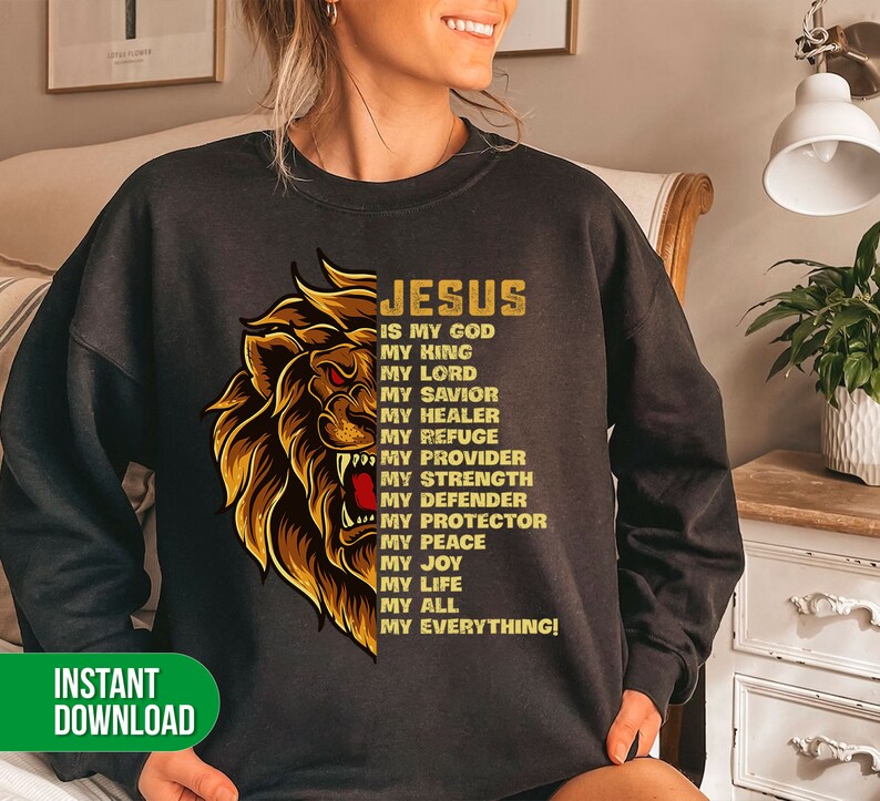 Puede incluir: Sudadera negra con un gr&aacute;fico de le&oacute;n y el texto "JESUS IS MY GOD MY KING MY LORD MY SAVIOR MY HEALER MY REFUGE MY PROVIDER MY STRENGTH MY DEFENDER MY PROTECTOR MY PEACE MY JOY MY LIFE MY ALL MY EVERYTHING!"